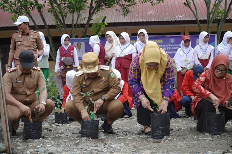 Bupati Luwu Instruksikan Manfaatkan Taman Sekolah untuk Tanam Cabai